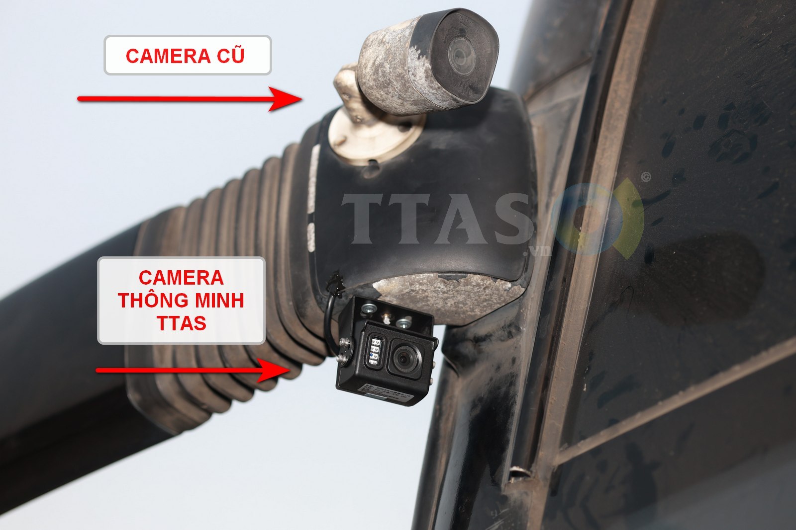 Camera thông minh TTAS lắp cạnh camera cũ trên cần cẩu công trình, thiết kế nhỏ gọn màu đen với ống kính phía trước